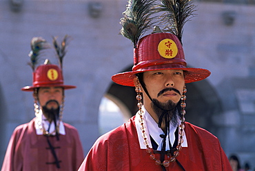 Ceremonial guard in traditional costume, Gyeongbokgung Palace, Seoul, South Korea, Asia