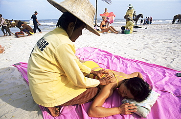 Thai Massage on Hua Hin Beach, Hua Hin, Thailand, Southeast Asia, Asia