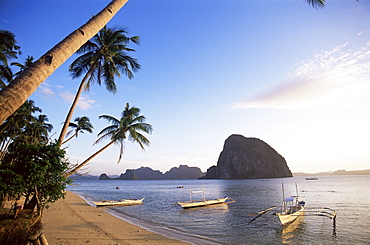 Outriggers on tropical beach, El Nido, Bascuit Bay, Palawan, Philippines, Southeast Asia, Asia