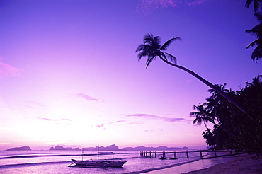 Outriggers on tropical beach at sunset, El Nido, Bascuit Bay, Palawan, Philippines, Southeast Asia, Asia