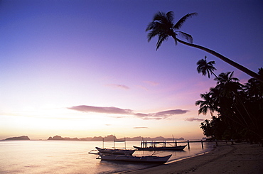 Outriggers on tropical beach at sunset, El Nido, Bascuit Bay, Palawan, Philippines, Southeast Asia, Asia