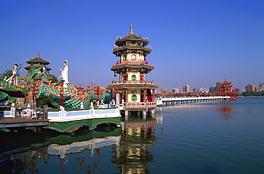 Spring and Autumn pavilions, Lotus Lake, Kaohsiung, Taiwan, Asia