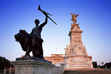 Statue of Queen Victoria, Buckingham Palace, London, England, United Kingdom, Europe