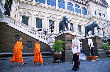 Monks walking past guards at the Royal Palace, Bangkok, Thailand, Southeast Asia, Asia