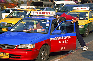 Tourist bargaining fare with taxi driver, Bangkok, Thailand, Southeast Asia, Asia