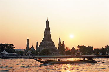 Wat Arun and Chao Phraya River at sunset, Bangkok, Thailand, Southeast Asia, Asia