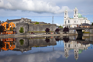 Athlone Castle and River Shannon, Athlone, County Westmeath, Leinster, Republic of Ireland, Europe