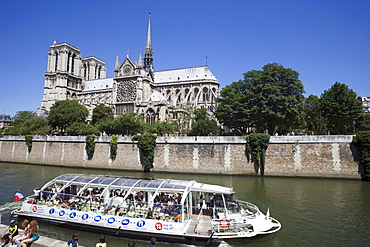 Notre Dame and tour boat on the River Seine, Paris, France, Europe