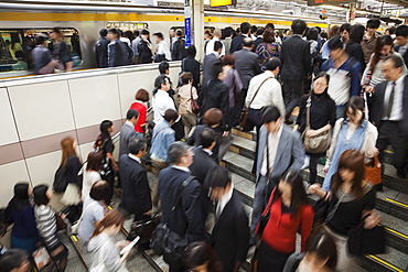 Commuter crowds, Shinjuku Railway Station, Tokyo, Honshu, Japan, Asia