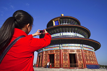 Girl taking photo of Hall of Prayer for Good Harvests, Temple of Heaven (Tiantan), UNESCO World Heritage Site, Beijing, China, Asia