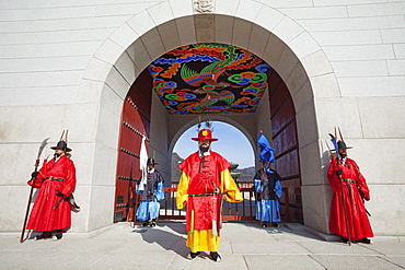 Ceremonial guards in traditional uniform, Gyeongbokgung Palace, Seoul, South Korea, Asia