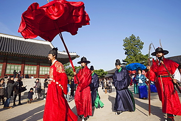 Re-enactment show of the king and queen strolling in the palace grounds, Gyeongbokgung Palace, Seoul, South Korea, Asia