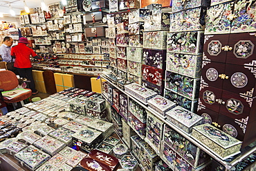 Lacquerware souvenir shop, Namdaemun Market, Seoul, South Korea, Asia