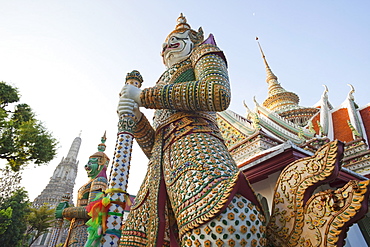 Statue, Wat Arun (Temple of the Dawn), Bangkok, Thailand, Southeast Asia, Asia