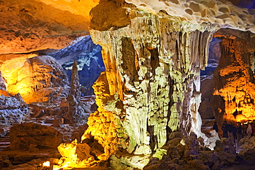 Sung Sot Cave (Surprise Cave), Halong Bay, Vietnam, Indochina, Southeast Asia, Asia