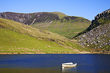 Lake and mountains, Snowdonia National Park, Gwynedd, Wales, United Kingdom, Europe