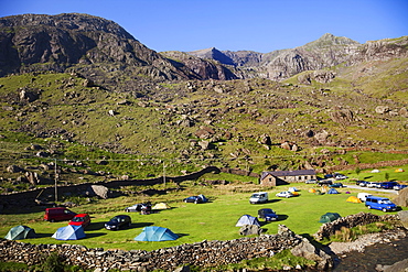 Campsite and mountains, Snowdonia National Park, Gwynedd, Wales, United Kingdom, Europe