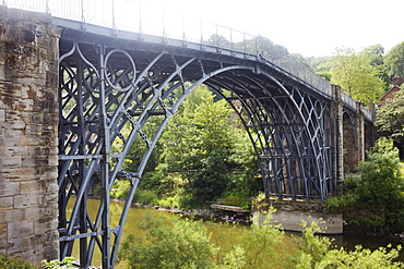 Ironbridge, the world's first iron structure dating from 1779, designed by Abraham Darby, Ironbridge Gorge, UNESCO World Heritage Site, River Severn, Shropshire, England, United Kingdom, Europe