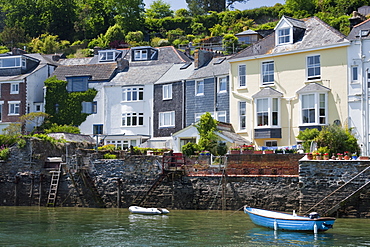 Houses on the waters edge in Fowey, Cornwall, England, United Kingdom, Europe