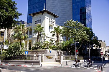 Old vs new at the rothschild boulevard in central tel aviv, Israel