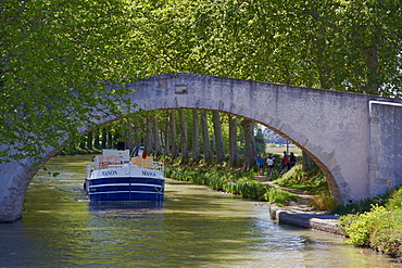 Navigation on the Canal du Midi, UNESCO World Heritage Site, between Carcassonne and Beziers, Aude, Languedoc Roussillon, France, Europe