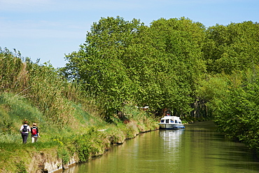 Navigation on the Canal du Midi, UNESCO World Heritage Site, between Carcassonne and Beziers, Aude, Languedoc Roussillon, France, Europe