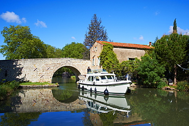 Navigation on the Canal du Midi, UNESCO World Heritage Site, between Carcassonne and Beziers, Pigasse, Aude, Languedoc Roussillon, France, Europe