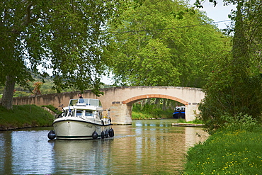 Bridge over the Canal du Midi, UNESCO World Heritage Site, Aude, Languedoc Roussillon, France, Europe