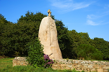 Saint Uzec standing stone, Menhir, Pleumeur Bodou, Cotes d'Armor, Brittany, France, Europe