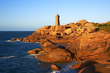 Pointe de Squewel and Mean Ruz Lighthouse, Men Ruz, Ploumanach, Cote de Granit Rose, Cotes d'Armor, Brittany, France, Europe