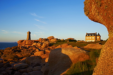 Pointe de Squewel and Mean Ruz Lighthouse, littoral house, Men Ruz, Ploumanach, Cote de Granit Rose, Cotes d'Armor, Brittany, France, Europe