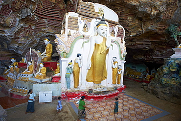 Statues of the Buddha at the Kawgun Buddhist Cave, near Hpa-An, Karen (Kayin) State, Myanmar (Burma), Asia