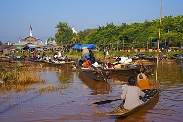 Floating market, Ywama village, Inle Lake, Shan State, Myanmar (Burma), Asia