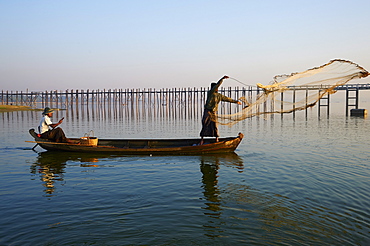 Fisherman on Taung Thama Lake and U Bein bridge at Amarapura, Mandalay Province, Myanmar (Burma), Asia