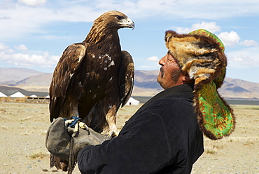 Kazakh hunter with his eagle, Region of Bayan Ulgii, Mongolia, Central Asia, Asia