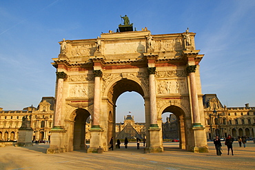 Arc du Carrousel, Place du Carrousel, with Louvre in the background, Paris, France, Europe