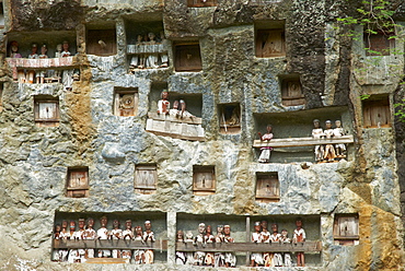 Effigies of the dead in cliffs, Toraja cemetery, Lemo, Tana Toraja, Toraja, Sulawesi, Celebes, Indonesia, Southeast Asia, Asia