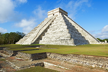 El Castillo pyramid (Temple of Kukulcan) in the ancient Mayan ruins of Chichen Itza, UNESCO World Heritage Site, Yucatan, Mexico, North America