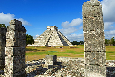 El Castillo pyramid (Temple of Kukulcan) in the ancient Mayan ruins of Chichen Itza, UNESCO World Heritage Site, Yucatan, Mexico, North America