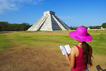 Tourist looking at El Castillo pyramid (Temple of Kukulcan) in the ancient Mayan ruins of Chichen Itza, UNESCO World Heritage Site, Yucatan, Mexico, North America