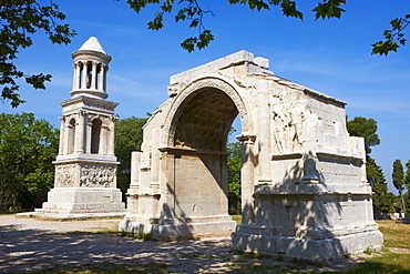 Arch of Triumph and the mausoleum of Jules, ancient Roman site of Glanum, St. Remy de Provence, Les Alpilles, Bouches du Rhone, Provence, France, Europe