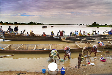 Sunday market in Ayorou on the bank of the River Niger, Niger, West Africa, Africa