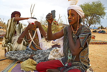 Wodaabe (Bororo) man with his face painted for the annual Gerewol male beauty contest, a general reunion of West African Wodaade Peuls (Bororo Peul), Niger, West Africa, Africa