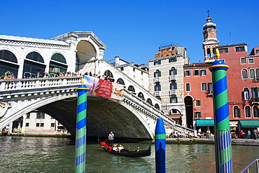 Tourists on gondola and the Rialto Bridge, Grand Canal, Venice, UNESCO World Heritage Site, Veneto, Italy, Europe