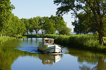 Navigation on the Canal du Midi between Carcassone and Beziers, UNESCO World Heritage Site, Aude, Languedoc Roussillon, France, Europe