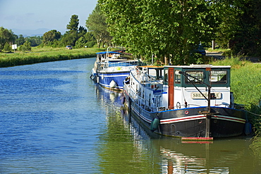 Navigation on the Canal du Midi between Carcassone and Beziers, UNESCO World Heritage Site, Aude, Languedoc Roussillon, France, Europe