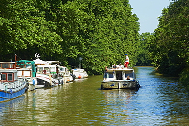 Navigation on the Canal du Midi between Carcassone and Beziers, UNESCO World Heritage Site, Aude, Languedoc Roussillon, France, Europe