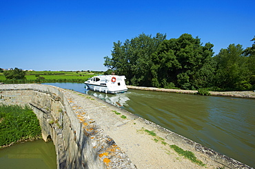 Navigation on the Canal du Midi, between Carcassone and Beziers, the Repudre Aqueduct, the first aqueduct built on the Canal du Midi, Paraza, Aude, Languedoc Roussillon, France, Europe