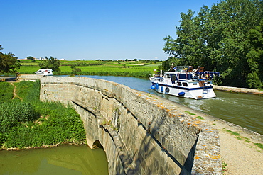 Navigation on the Canal du Midi, between Carcassone and Beziers, the Repudre Aqueduct, the first aqueduct built on the Canal du Midi, Paraza, Aude, Languedoc Roussillon, France, Europe