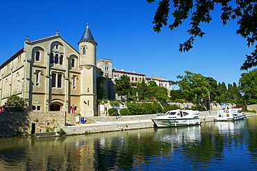 The castle of Ventenac-en-Minervois, Navigation on the Canal du Midi, UNESCO World Heritage Site, Aude, Languedoc Roussillon, France, Europe